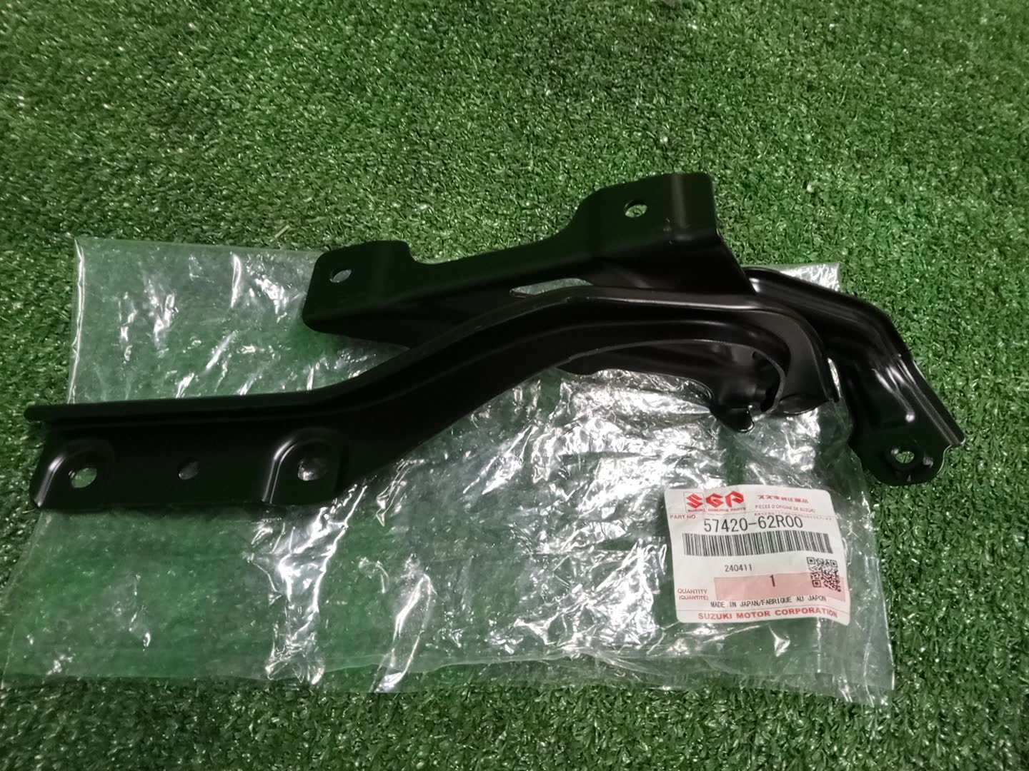Петля капота левая передняя SUZUKI IGNIS FF21S 57420-62R00 1 ракурс