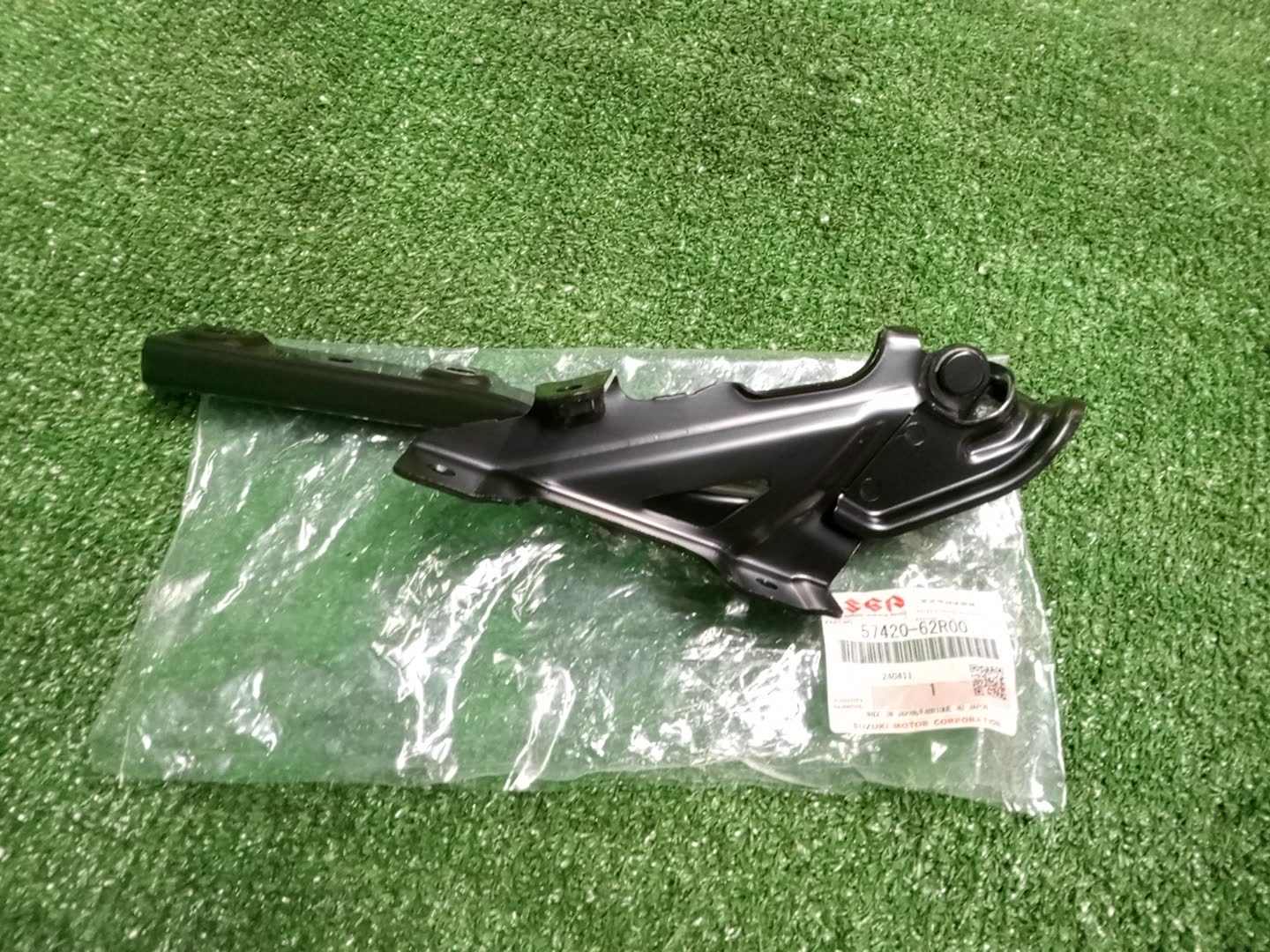 Петля капота левая передняя SUZUKI IGNIS FF21S 57420-62R00 2 ракурс