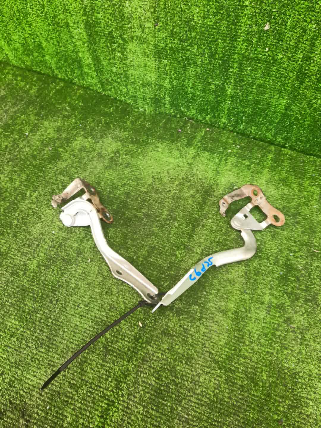 Петля капота левая передняя TOYOTA BELTA NCP96, KSP92, SCP92 1 ракурс Петля капота левая передняя TOYOTA BELTA NCP96, KSP92, SCP92 1 ракурс