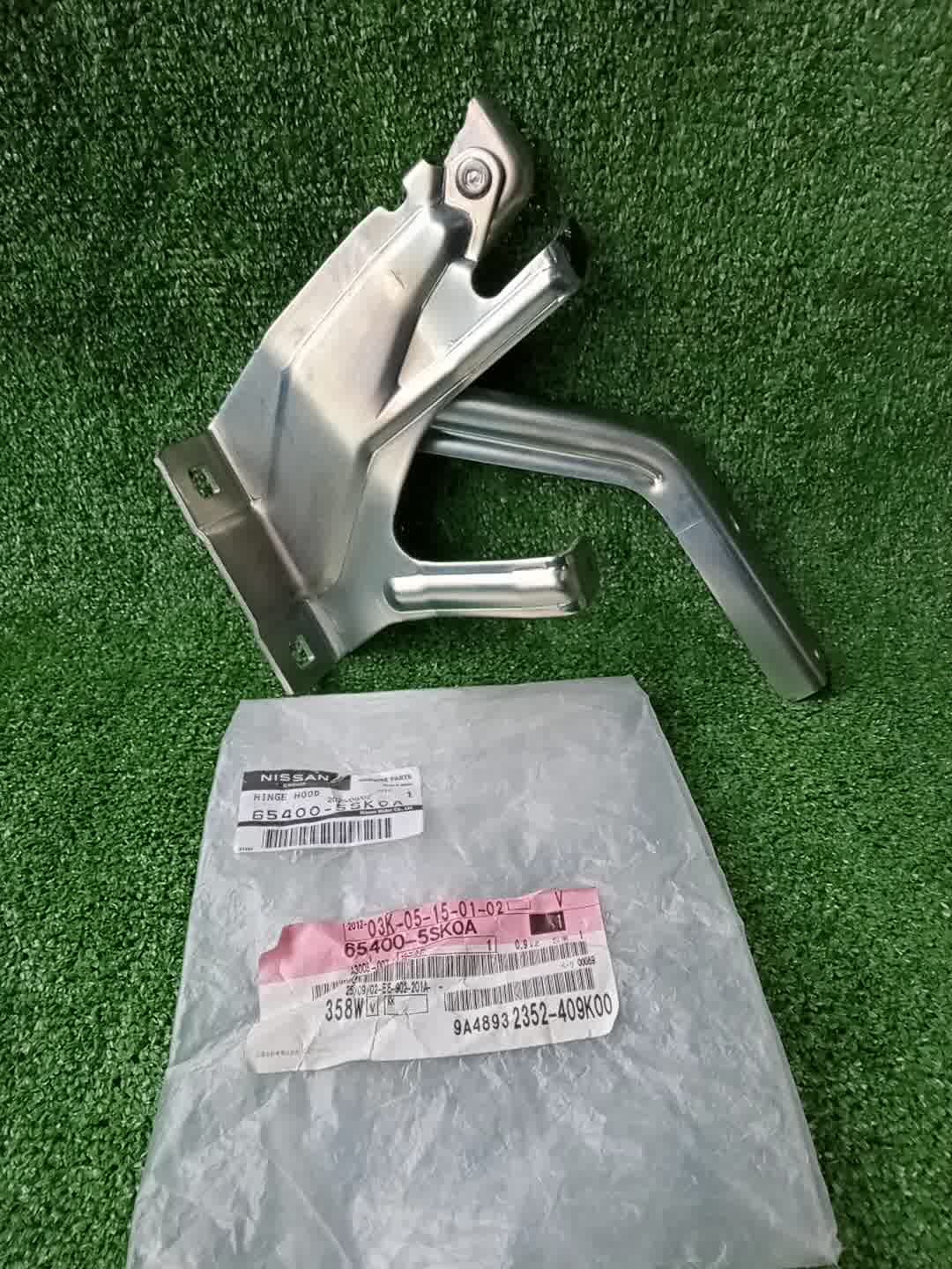 Петля капота правая NISSAN LEAF ZE1 65400-5SK0A 2 ракурс
