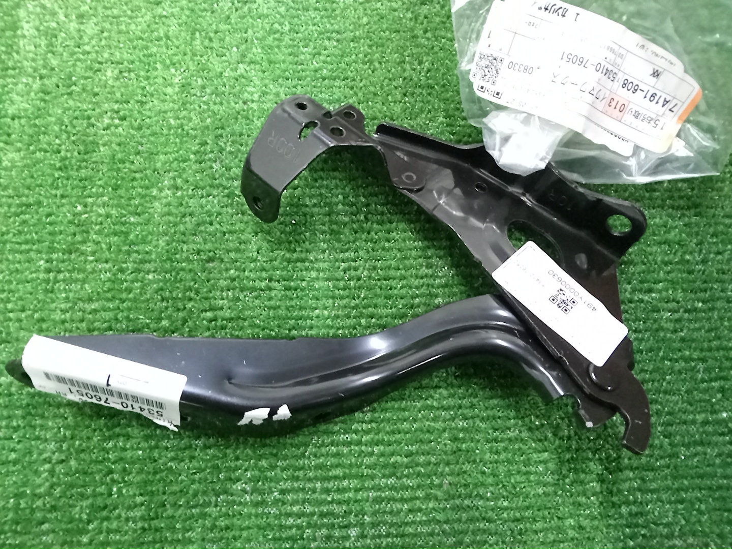 Петля капота правая LEXUS UX300E, UX200, UX250H KMA10, MZAA10, MZAH10 53410-76050 1 ракурс