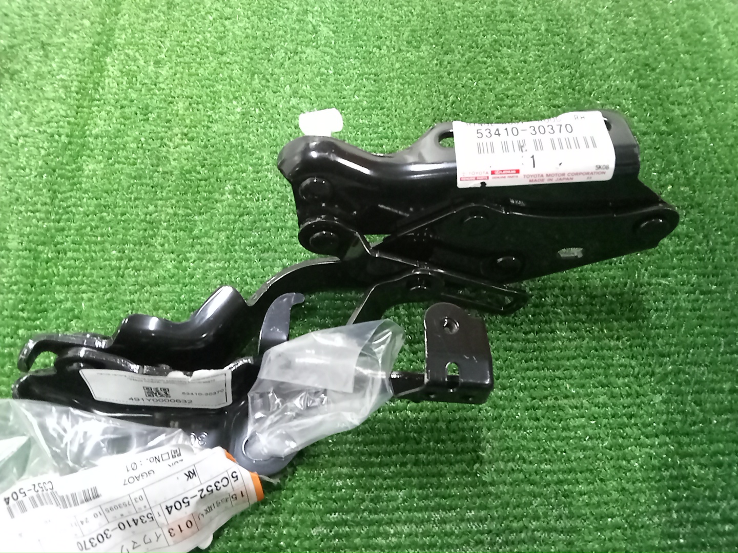 Петля капота правая TOYOTA CROWN AZSH36W 53410-30370 1 ракурс