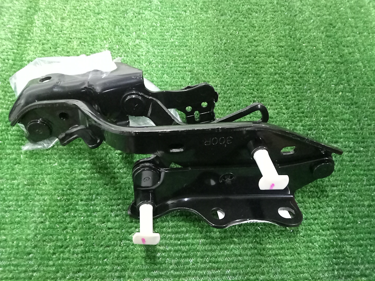 Петля капота правая TOYOTA CROWN AZSH36W 53410-30370 2 ракурс