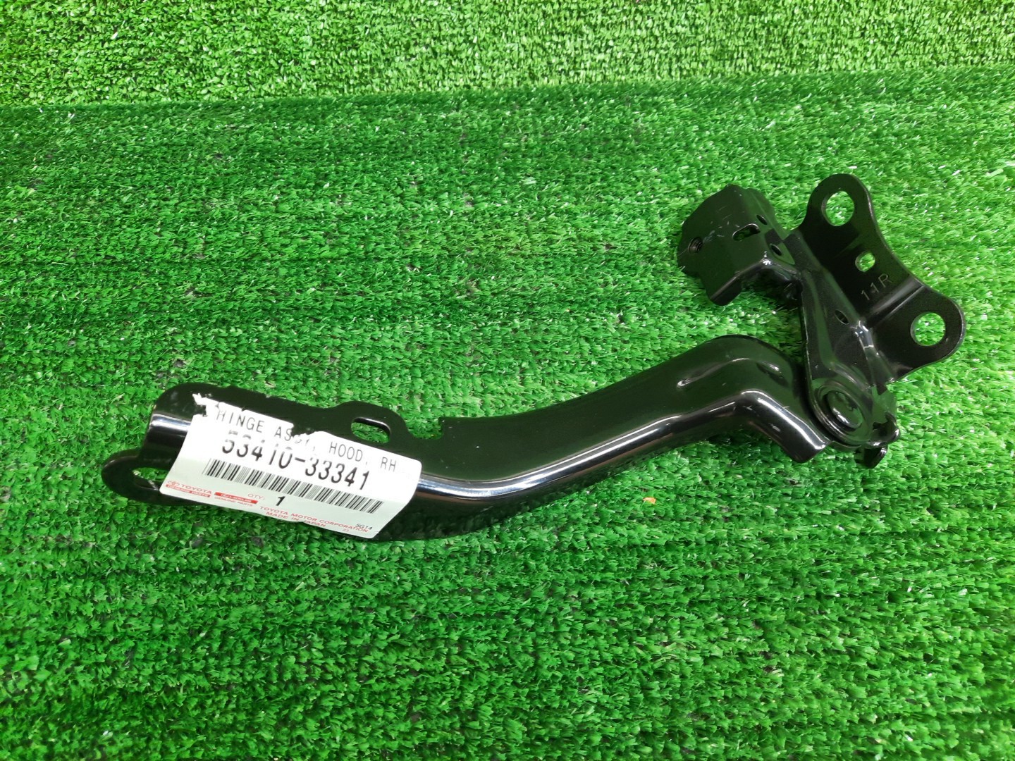 Петля капота правая TOYOTA CAMRY AXVH70 53410-33341 1 ракурс