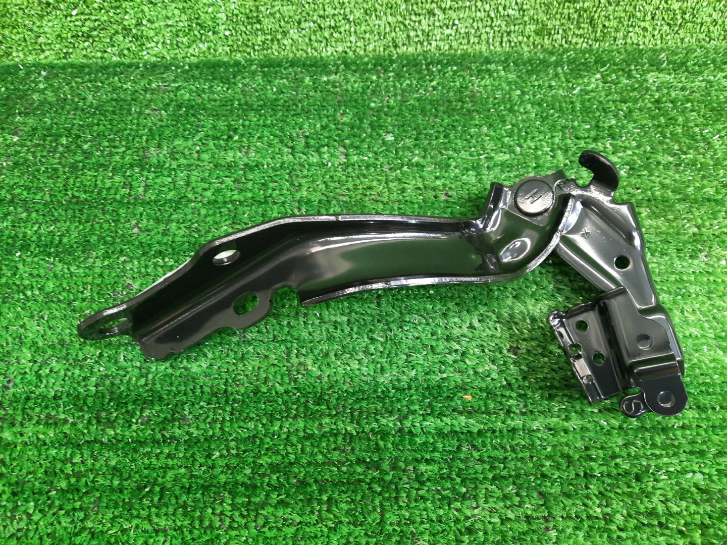 Петля капота правая TOYOTA CAMRY AXVH70 53410-33341 2 ракурс