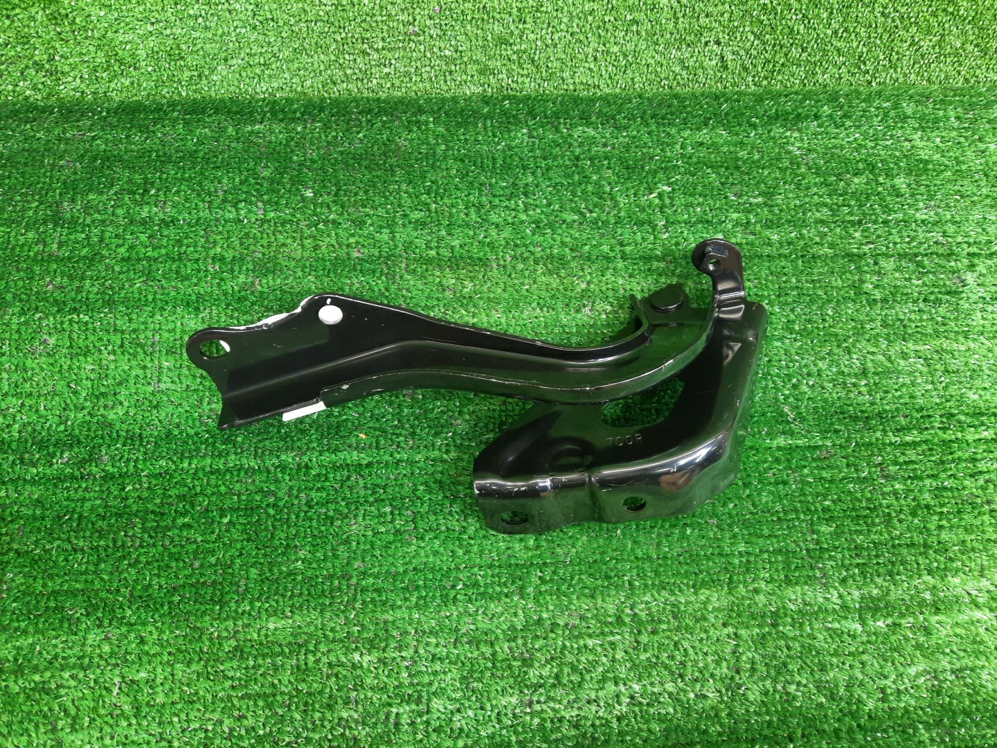 Петля капота правая TOYOTA LAND CRUISER VJA300 53410-60190 2 ракурс