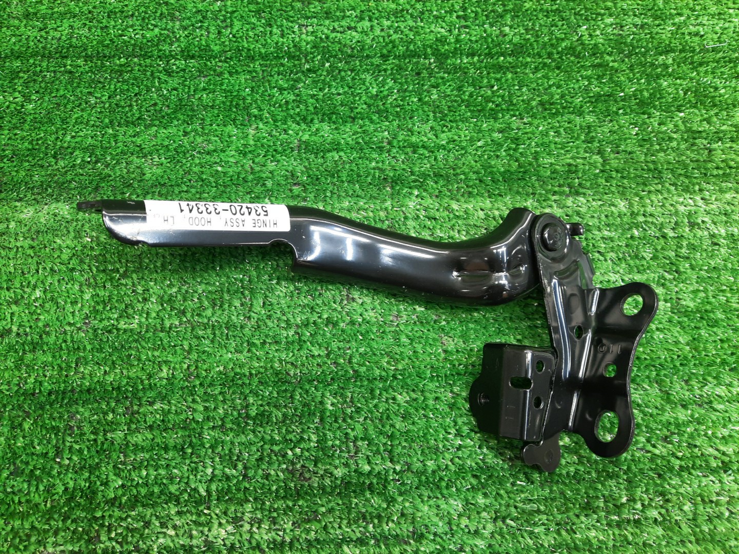 Петля капота левая TOYOTA CAMRY AXVH70 53420-33341 1 ракурс