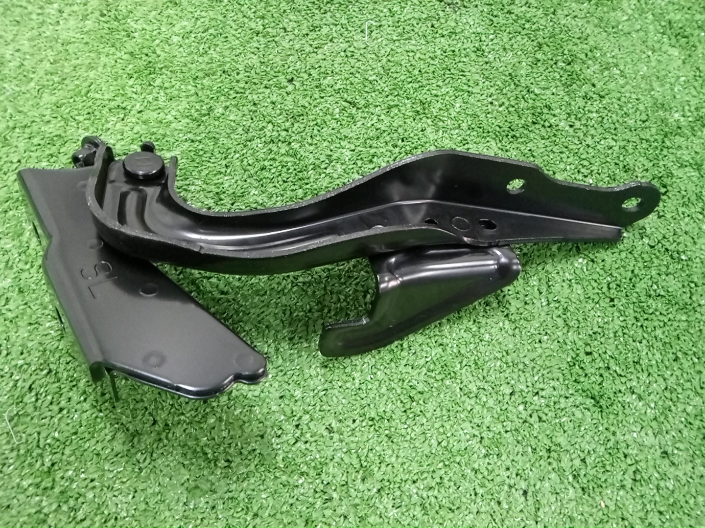 Петля капота левая SUBARU FORESTER SK9 57260SJ0109P 2 ракурс