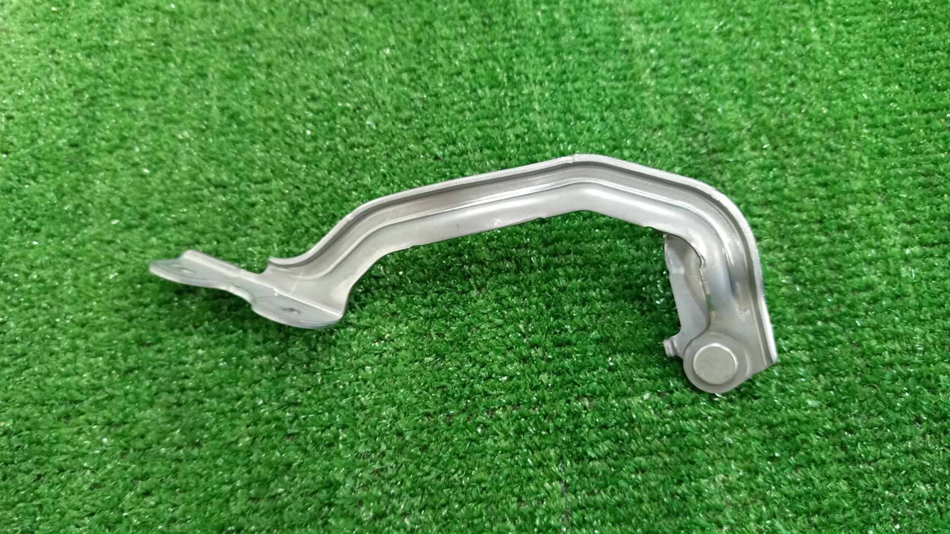 Петля капота левая передняя SUZUKI EVERY DA17V 58230-64P00 2 ракурс