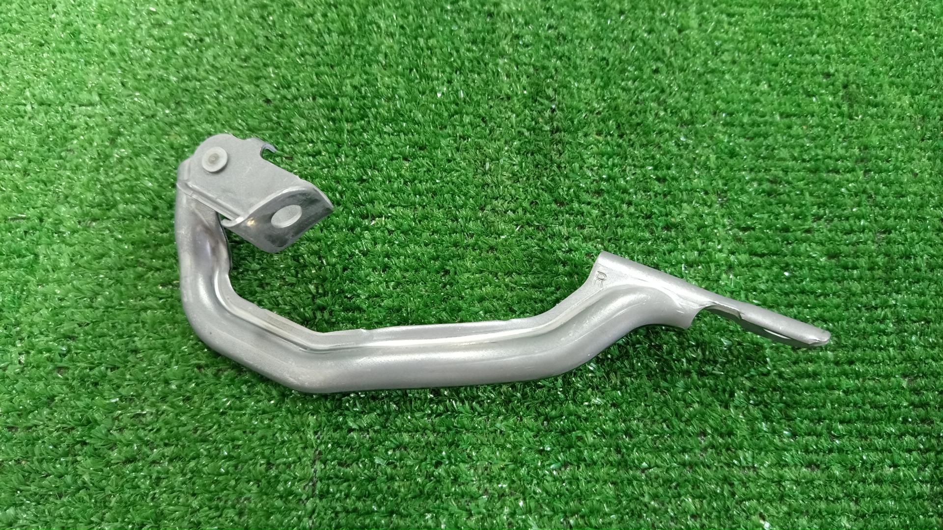 Петля капота правая передняя SUZUKI EVERY DA17V 58210-64P00 1 ракурс