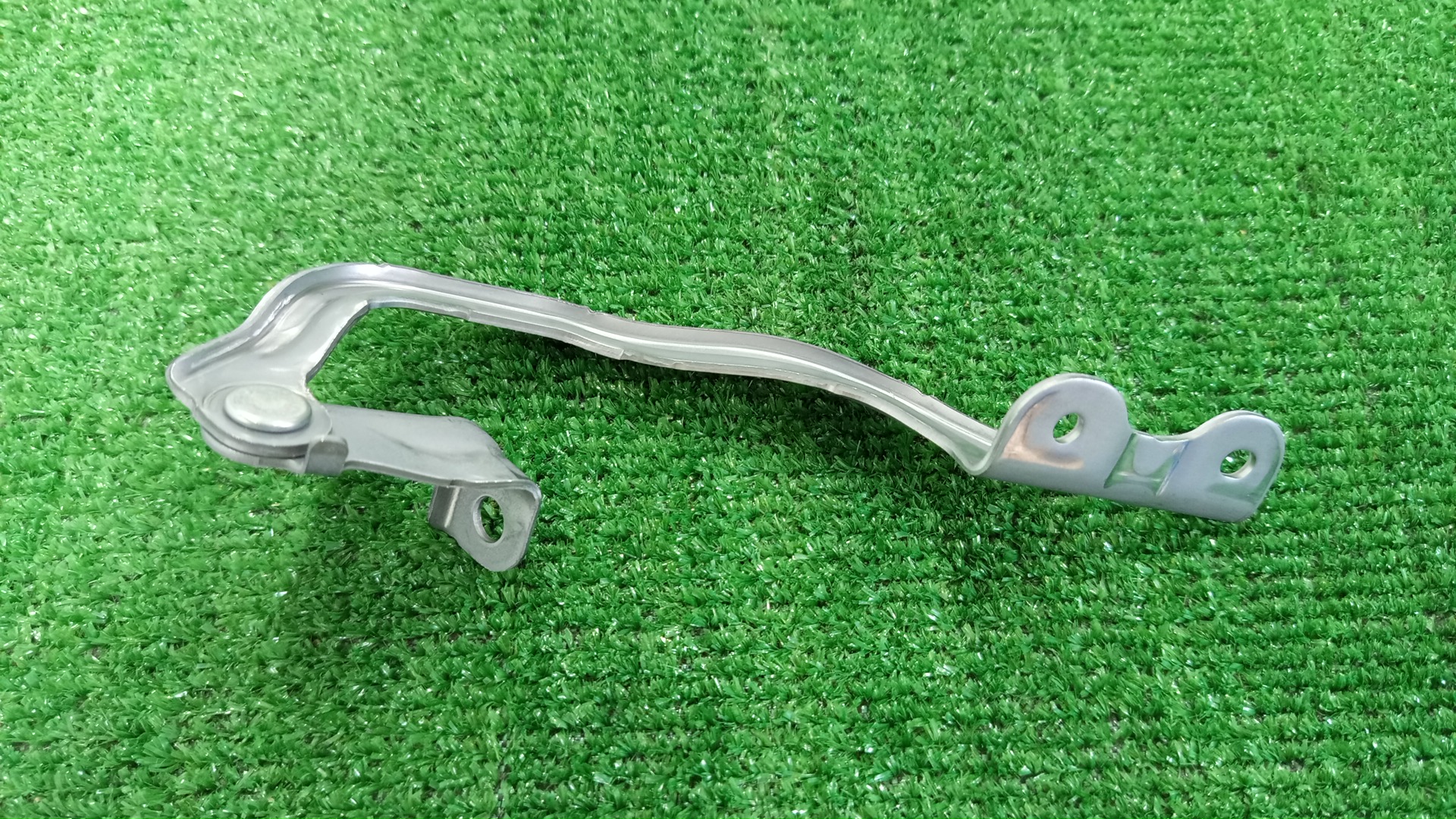 Петля капота правая передняя SUZUKI EVERY DA17V 58210-64P00 2 ракурс