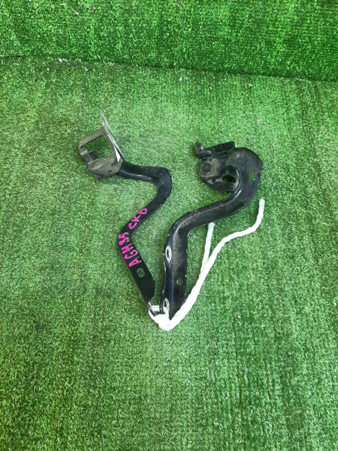Петля капота левая TOYOTA ALPHARD, VELLFIRE AGH35W, AYH30W, AGH30W, GGH30W 1 ракурс Петля капота левая TOYOTA ALPHARD, VELLFIRE AGH35W, AYH30W, AGH30W, GGH30W 1 ракурс