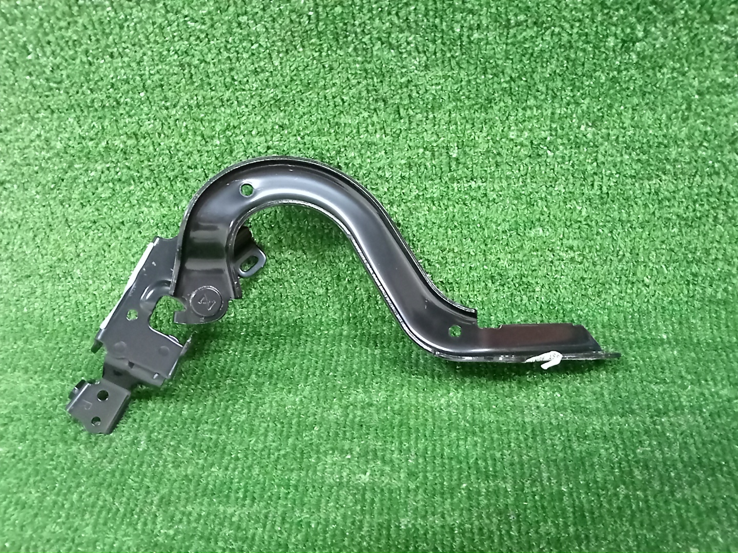 Петля капота правая TOYOTA SIENTA NSP170G 53410-52420 2 ракурс Петля капота правая TOYOTA SIENTA NSP170G 53410-52420 2 ракурс