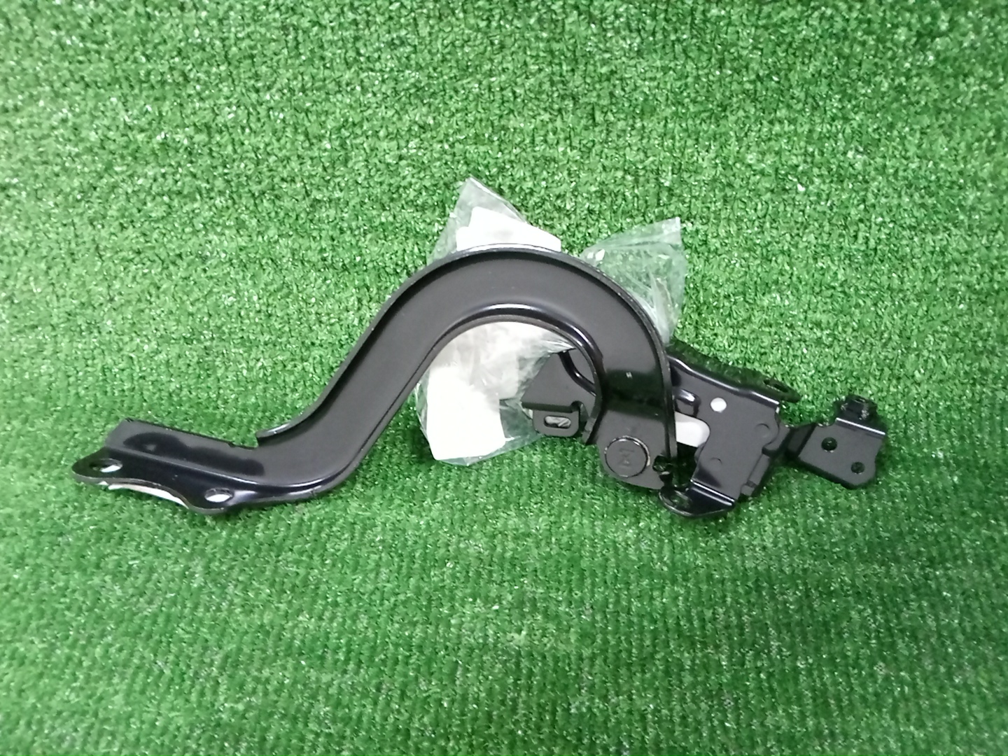 Петля капота левая TOYOTA SIENTA NSP170G 53420-52430 2 ракурс Петля капота левая TOYOTA SIENTA NSP170G 53420-52430 2 ракурс