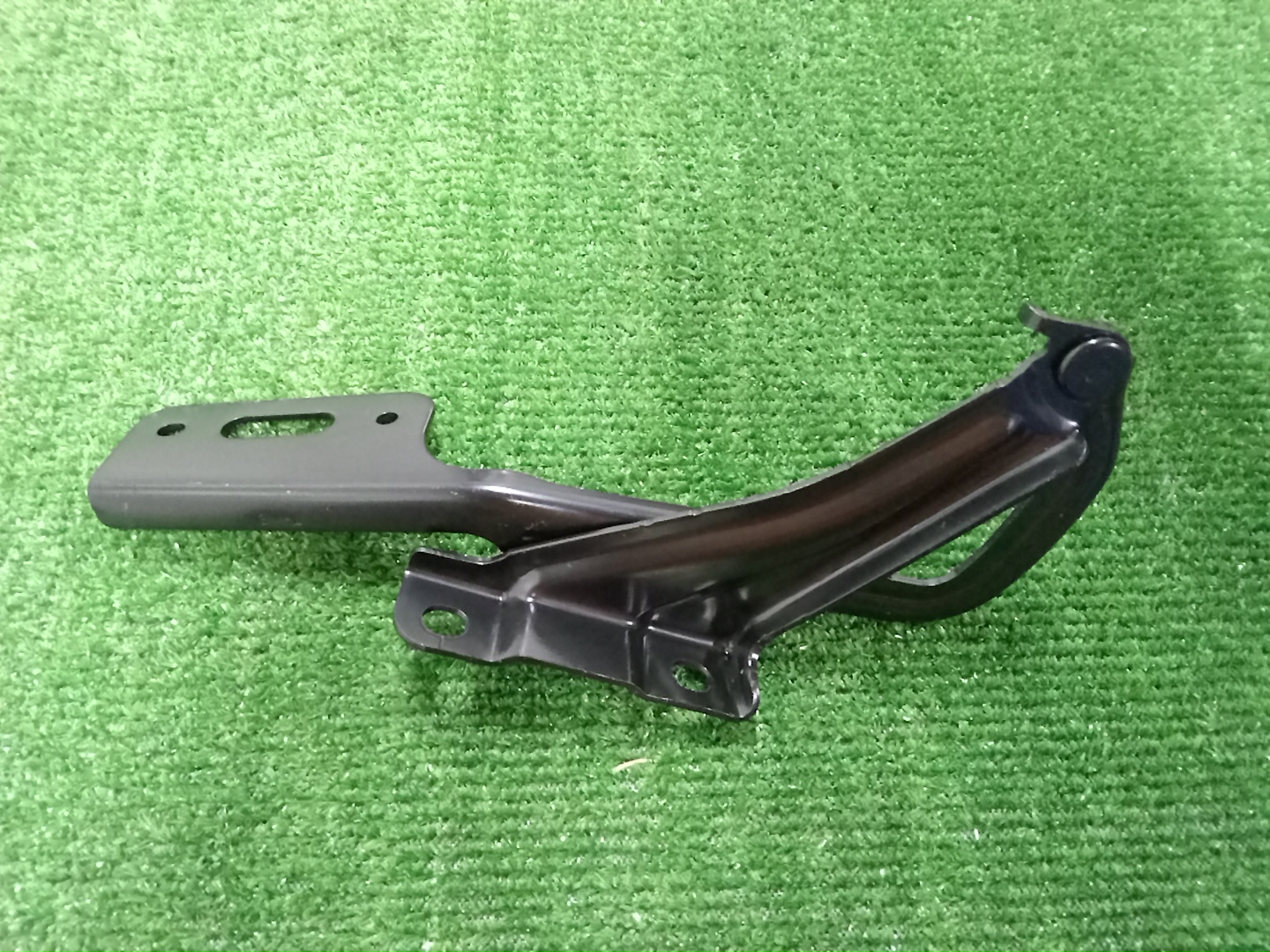 Петля капота левая передняя HONDA WR-V DG5 60170-31X-J00ZZ 2 ракурс Петля капота левая передняя HONDA WR-V DG5 60170-31X-J00ZZ 2 ракурс