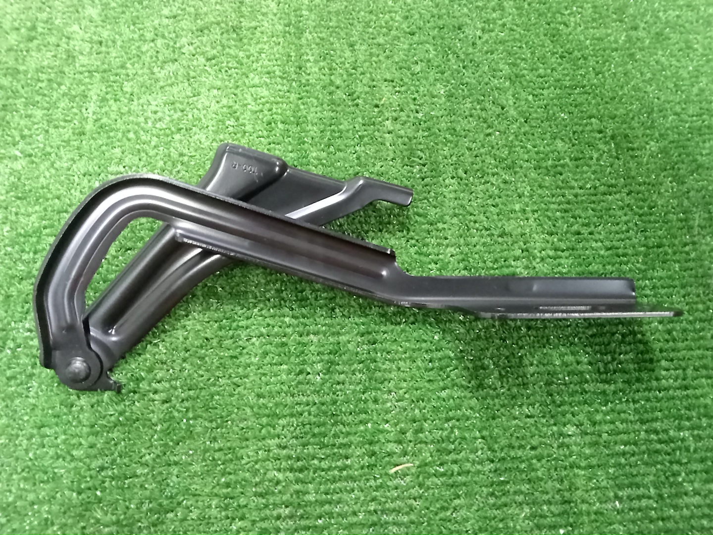 Петля капота правая передняя HONDA WR-V DG5 60120-31X-J00ZZ 2 ракурс Петля капота правая передняя HONDA WR-V DG5 60120-31X-J00ZZ 2 ракурс