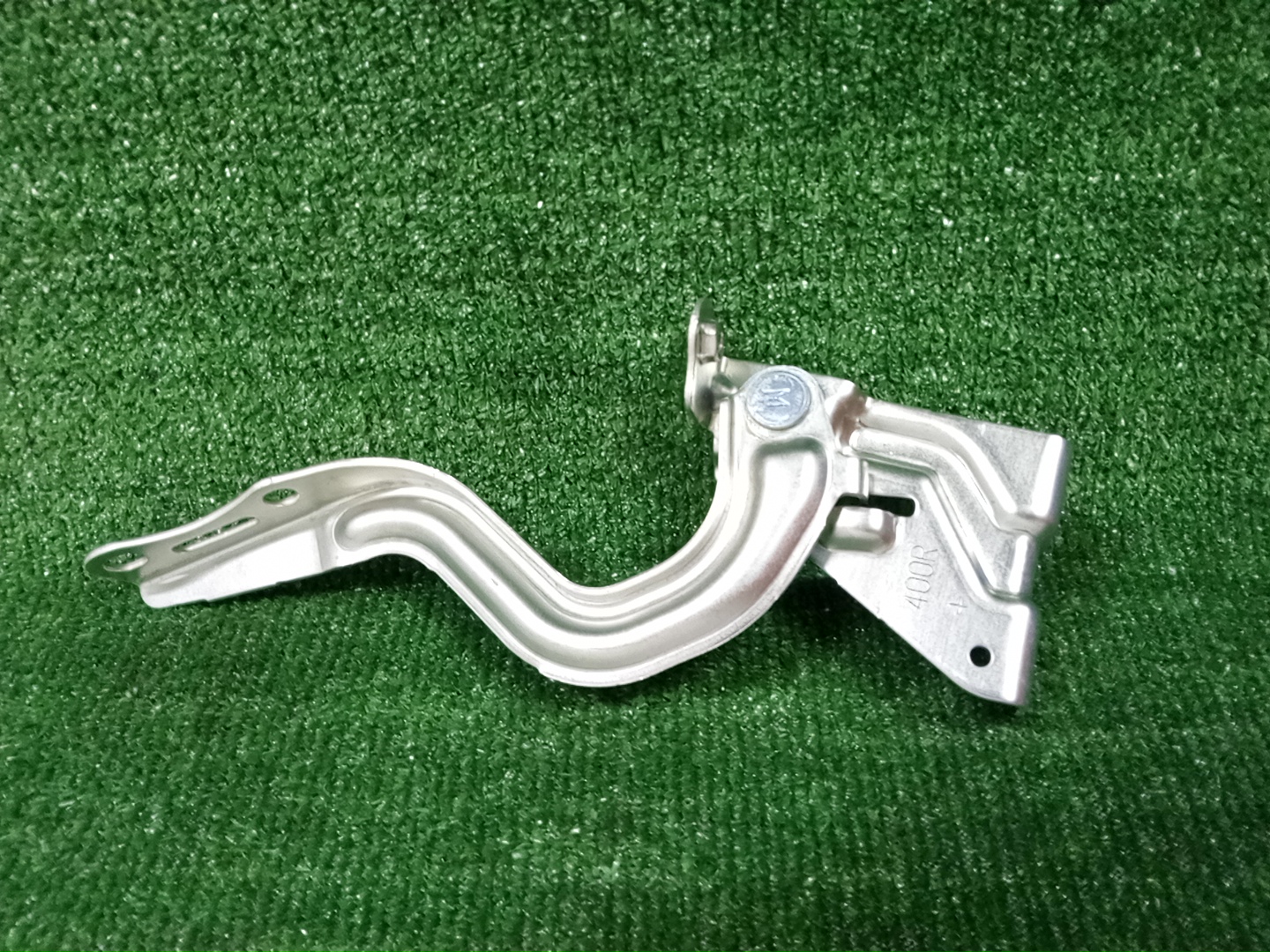 Петля капота правая TOYOTA YARIS MXPH10, MXPH15, KSP210, MXPA10, MXPA15 53410-K0040 1 ракурс