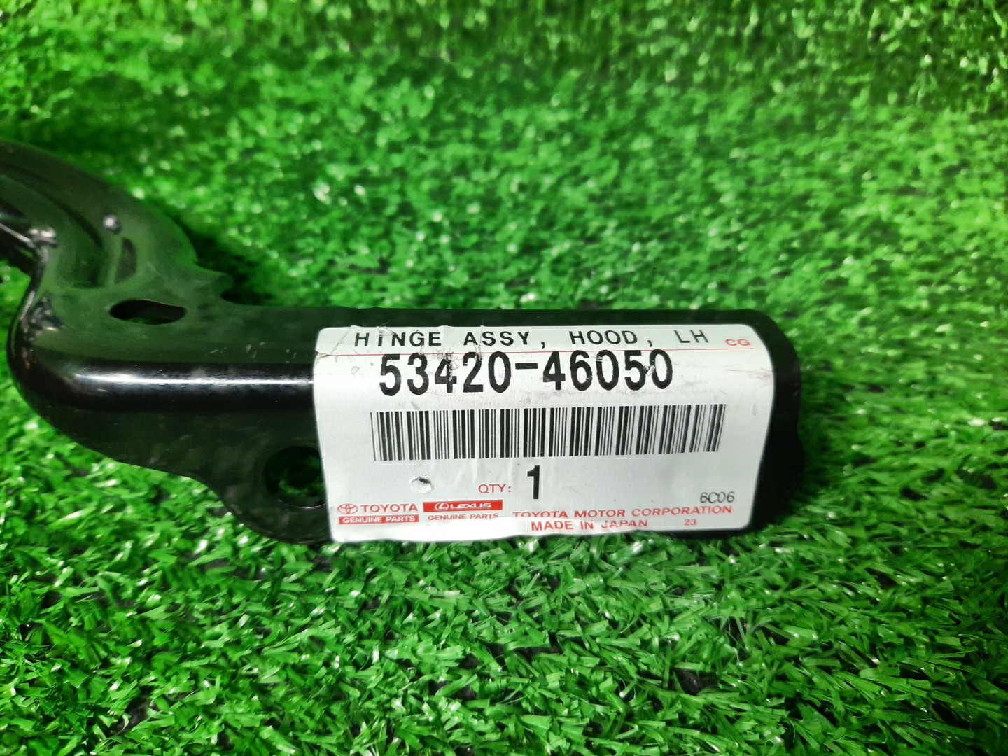 Петля капота левая LEXUS RZ450E XEBM15 53420-46050 3 ракурс