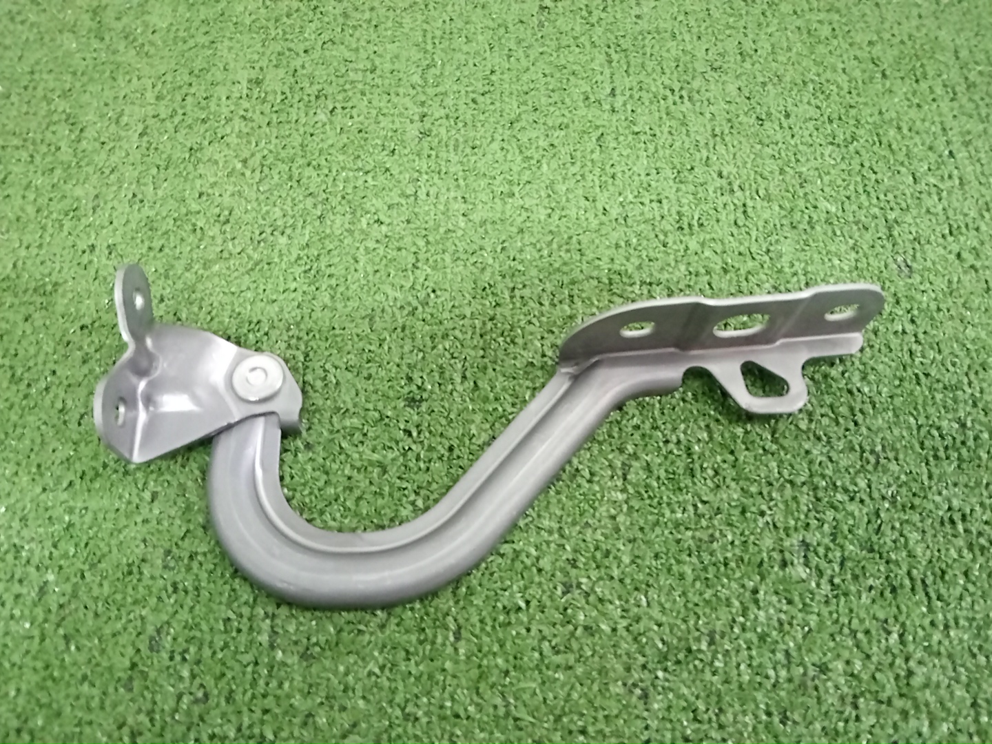 Петля капота правая передняя SUZUKI ALTO HA36S 57410-74P00 2 ракурс