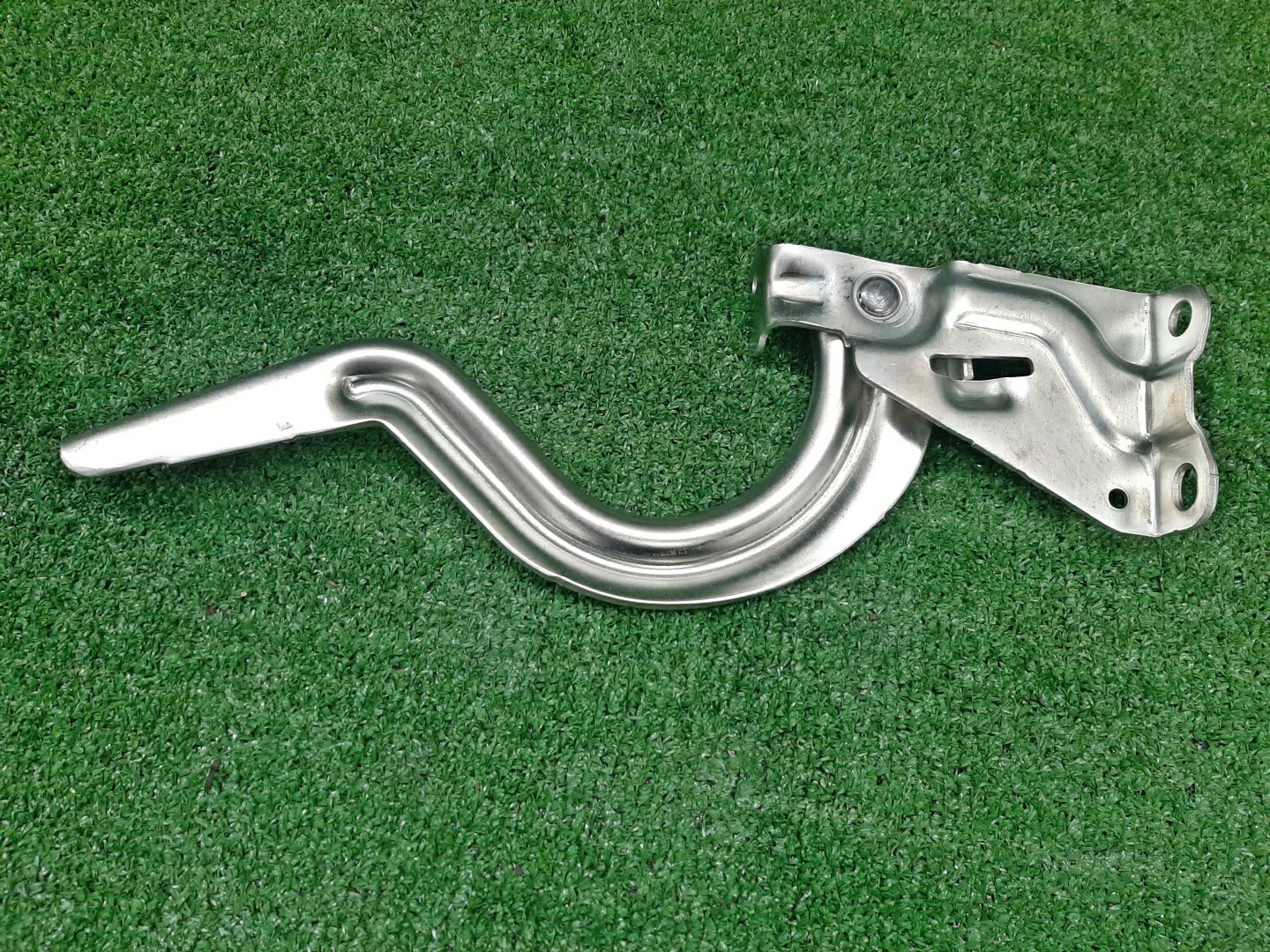Петля капота левая передняя TOYOTA YARIS CROSS MXPJ10, MXPJ15, MXPB10, MXPB15 53420-52440 2 ракурс