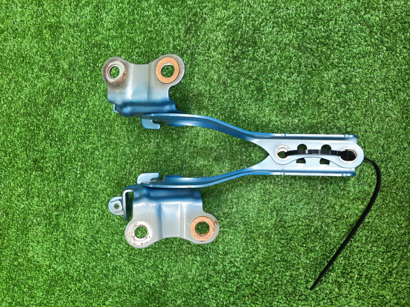 Петля капота левая TOYOTA AQUA NHP10 2 ракурс