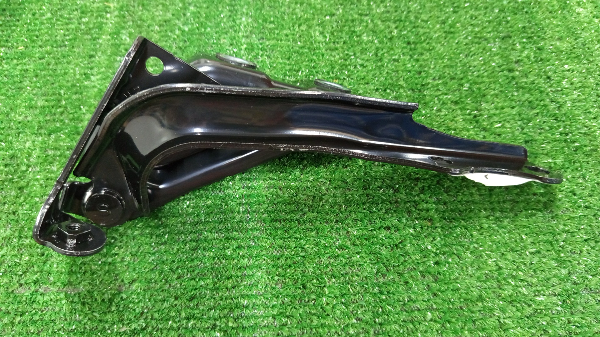 Петля капота правая передняя LEXUS LX570 URJ201 53410-60060 3 ракурс