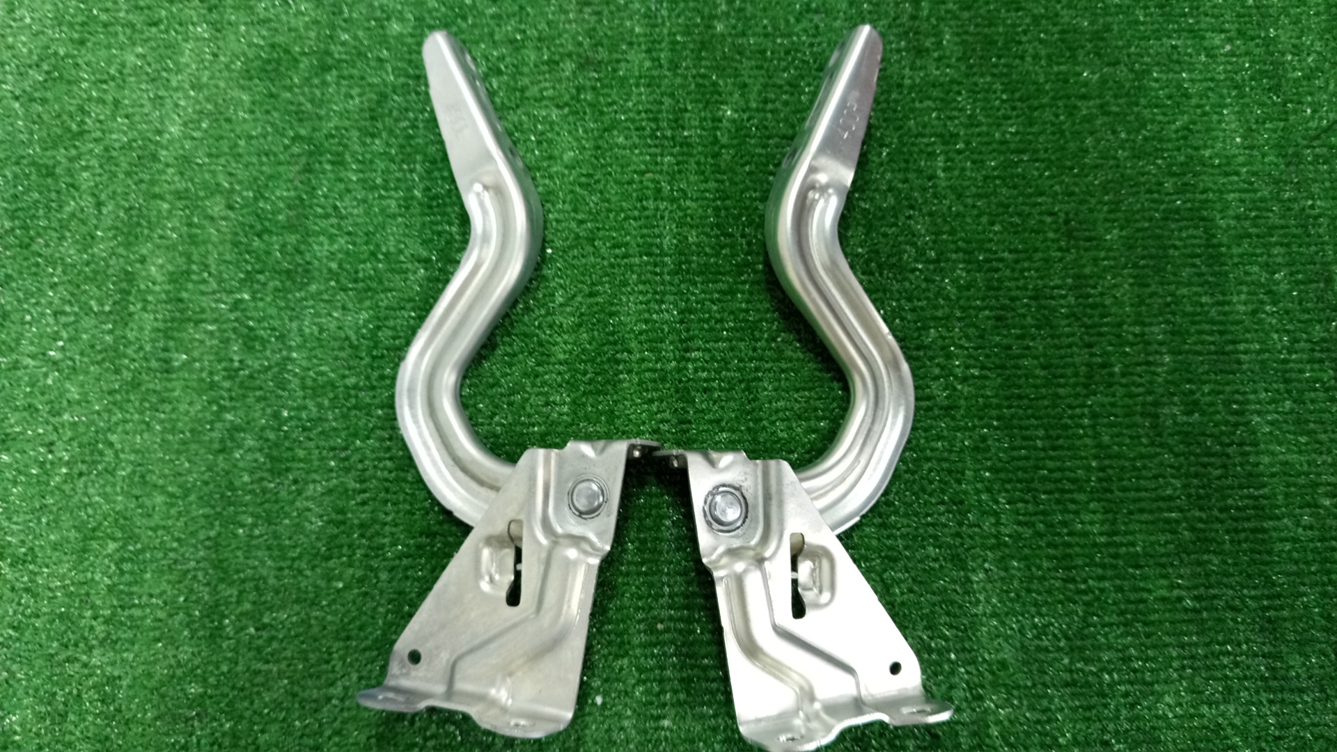 Петля капота левая TOYOTA YARIS MXPH10, MXPH15, KSP210, MXPA10, MXPA15 53410-K0040, 53420-K0040 1 ракурс Петля капота левая TOYOTA YARIS MXPH10, MXPH15, KSP210, MXPA10, MXPA15 53410-K0040, 53420-K0040 1 ракурс