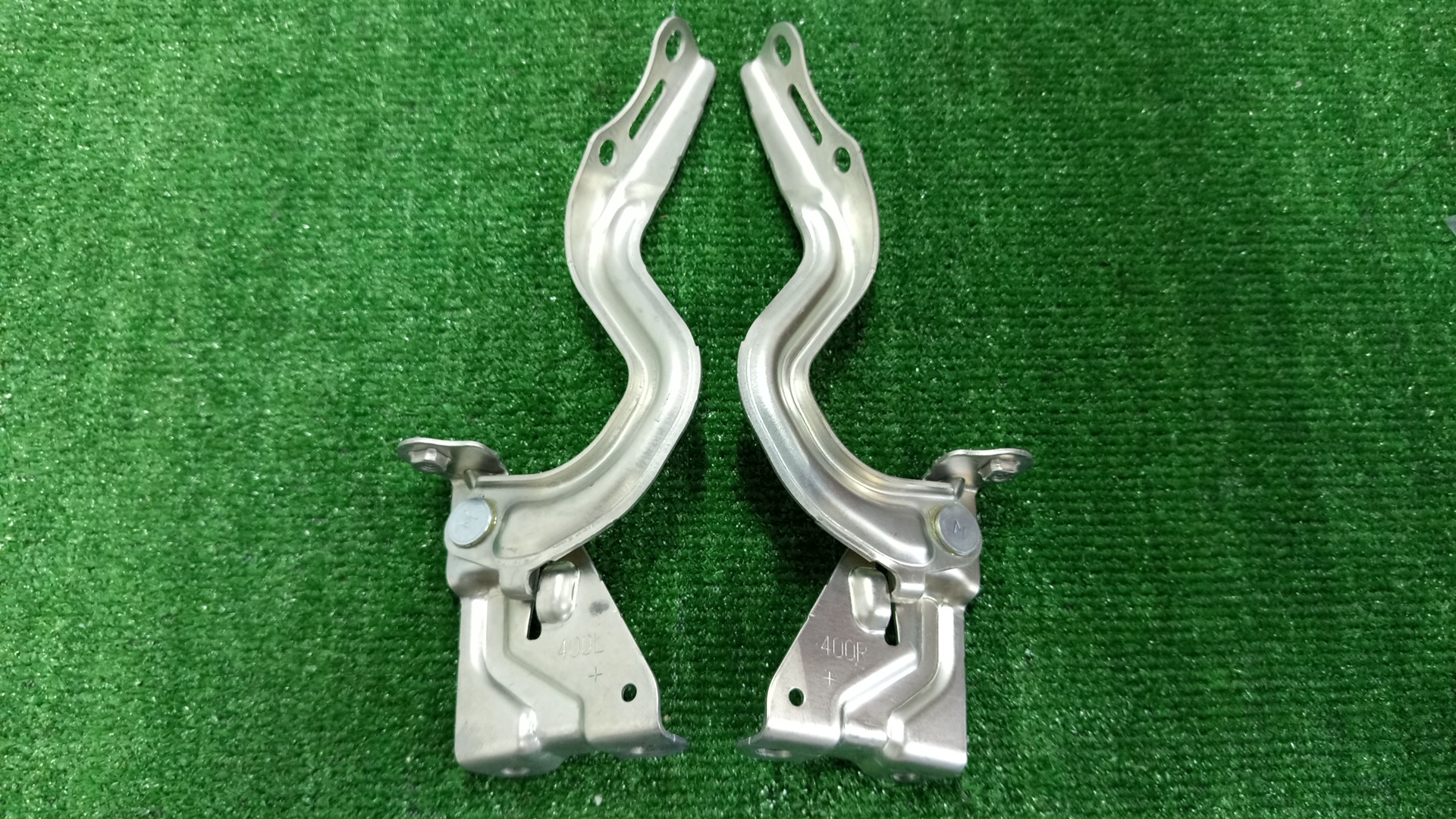 Петля капота левая TOYOTA YARIS MXPH10, MXPH15, KSP210, MXPA10, MXPA15 53410-K0040, 53420-K0040 2 ракурс Петля капота левая TOYOTA YARIS MXPH10, MXPH15, KSP210, MXPA10, MXPA15 53410-K0040, 53420-K0040 2 ракурс