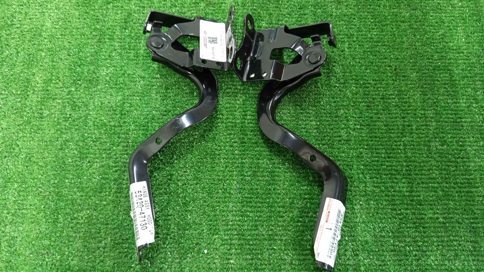 Петля капота левая TOYOTA PRIUS PHV ZVW52 53420-47130 53410-47130 2 ракурс Петля капота левая TOYOTA PRIUS PHV ZVW52 53420-47130 53410-47130 2 ракурс