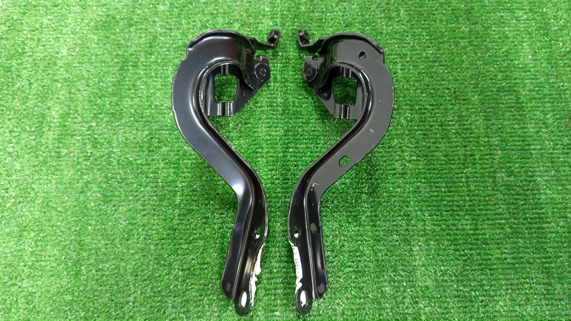 Петля капота левая TOYOTA NOAH ZRR80G 53410-28100 53420-28100 2 ракурс