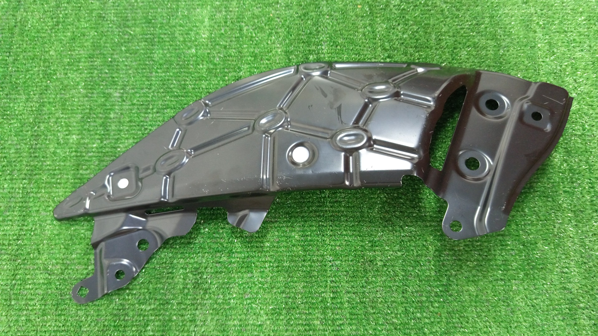 Крепление крыла правое переднее LEXUS RZ450E XEBM15 53833-46010 2 ракурс