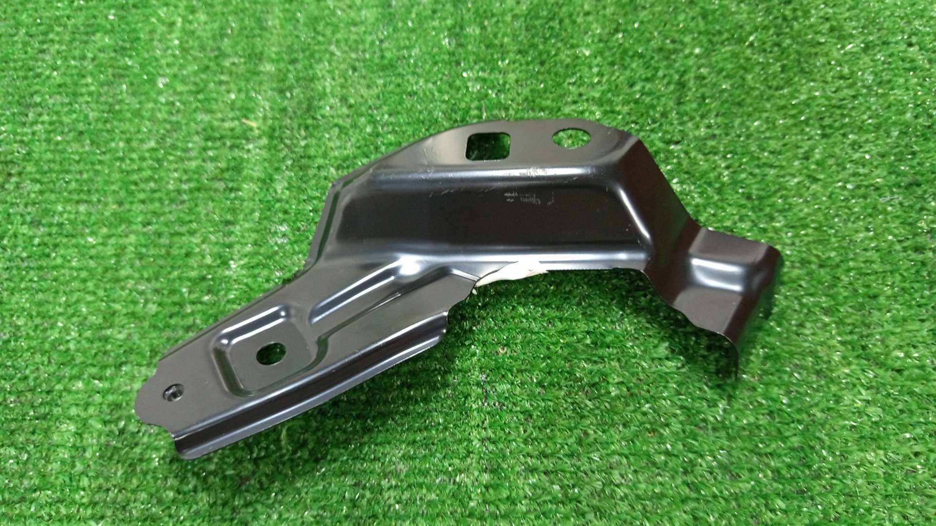 Крепление крыла правое переднее LEXUS RZ450E XEBM15 53831-46020 1 ракурс