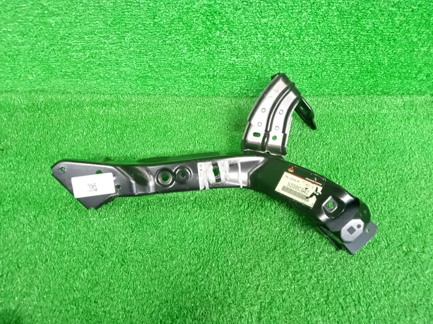 Крепление фары правое переднее MITSUBISHI RVR GA3W 5256C142 1 ракурс
