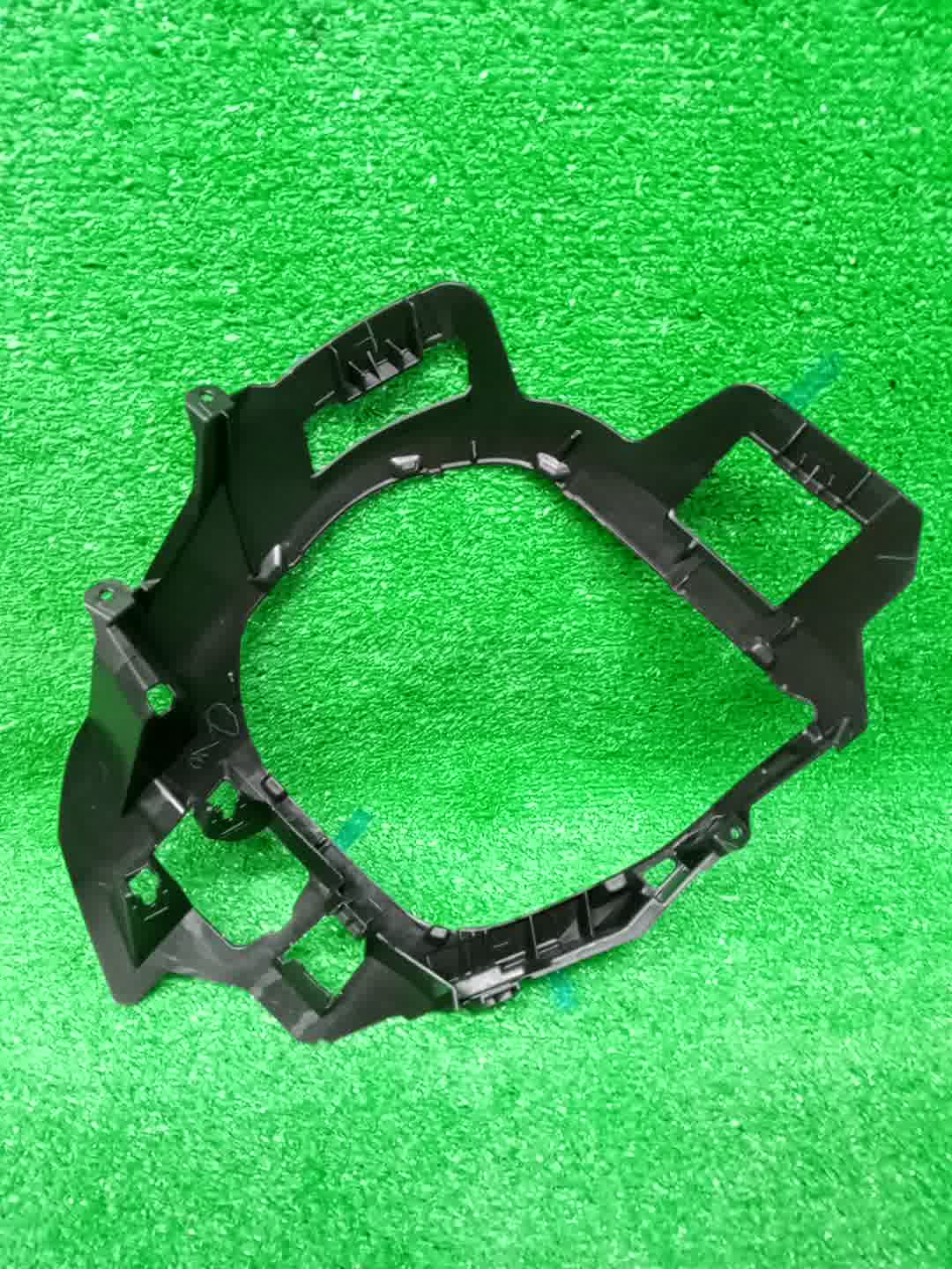 Крепление фары правое переднее MITSUBISHI OUTLANDER GN0W 6400J896 2 ракурс
