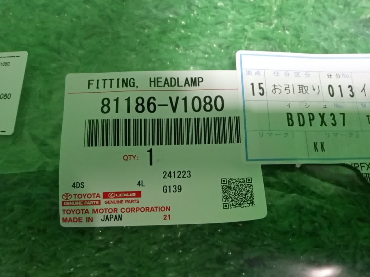 Крепление фары левое переднее TOYOTA VOXY MZRA90W 81186-V1080 3 ракурс