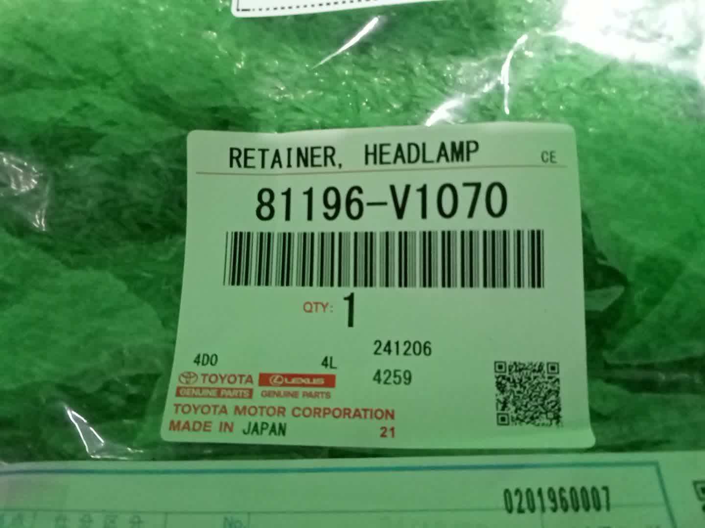Крепление фары левое переднее TOYOTA VOXY MZRA90W 81196-V1070 3 ракурс