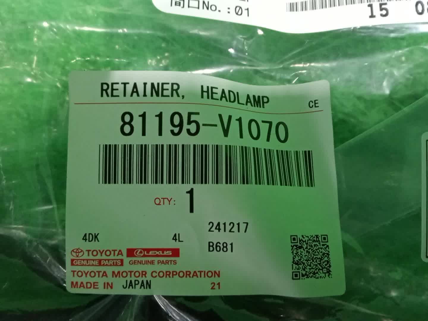 Крепление фары правое переднее TOYOTA VOXY MZRA90W 81195-V1070 3 ракурс