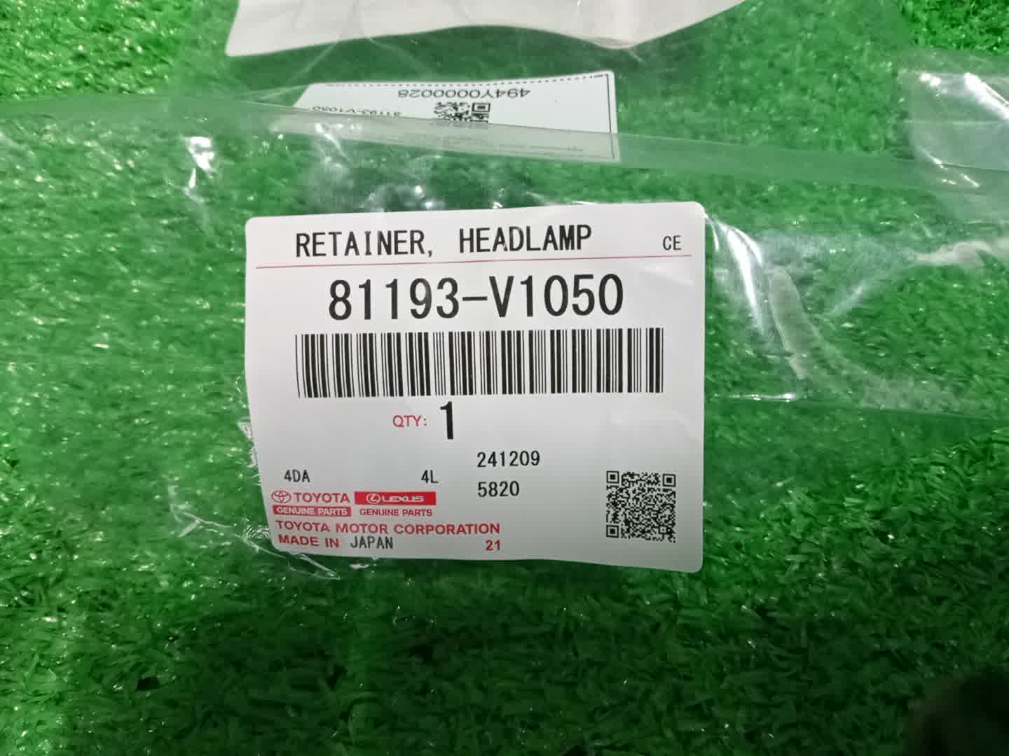 Крепление фары правое переднее TOYOTA VOXY MZRA90W 81193-V1050 3 ракурс