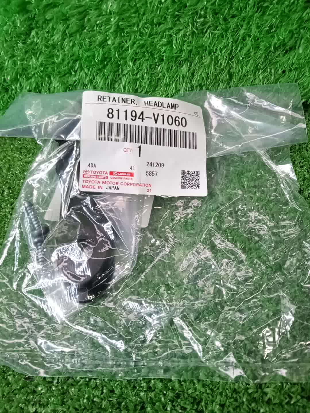 Крепление фары левое переднее TOYOTA VOXY MZRA90W 81194-V1060 1 ракурс