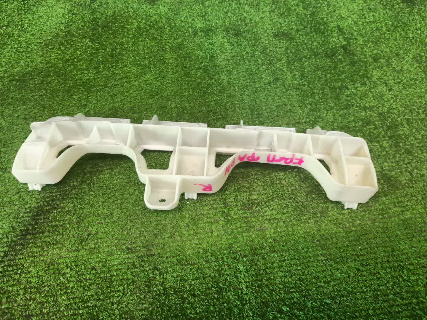 Крепление бампера правое переднее LEXUS NX300 AGZ15 52533-78020 2 ракурс