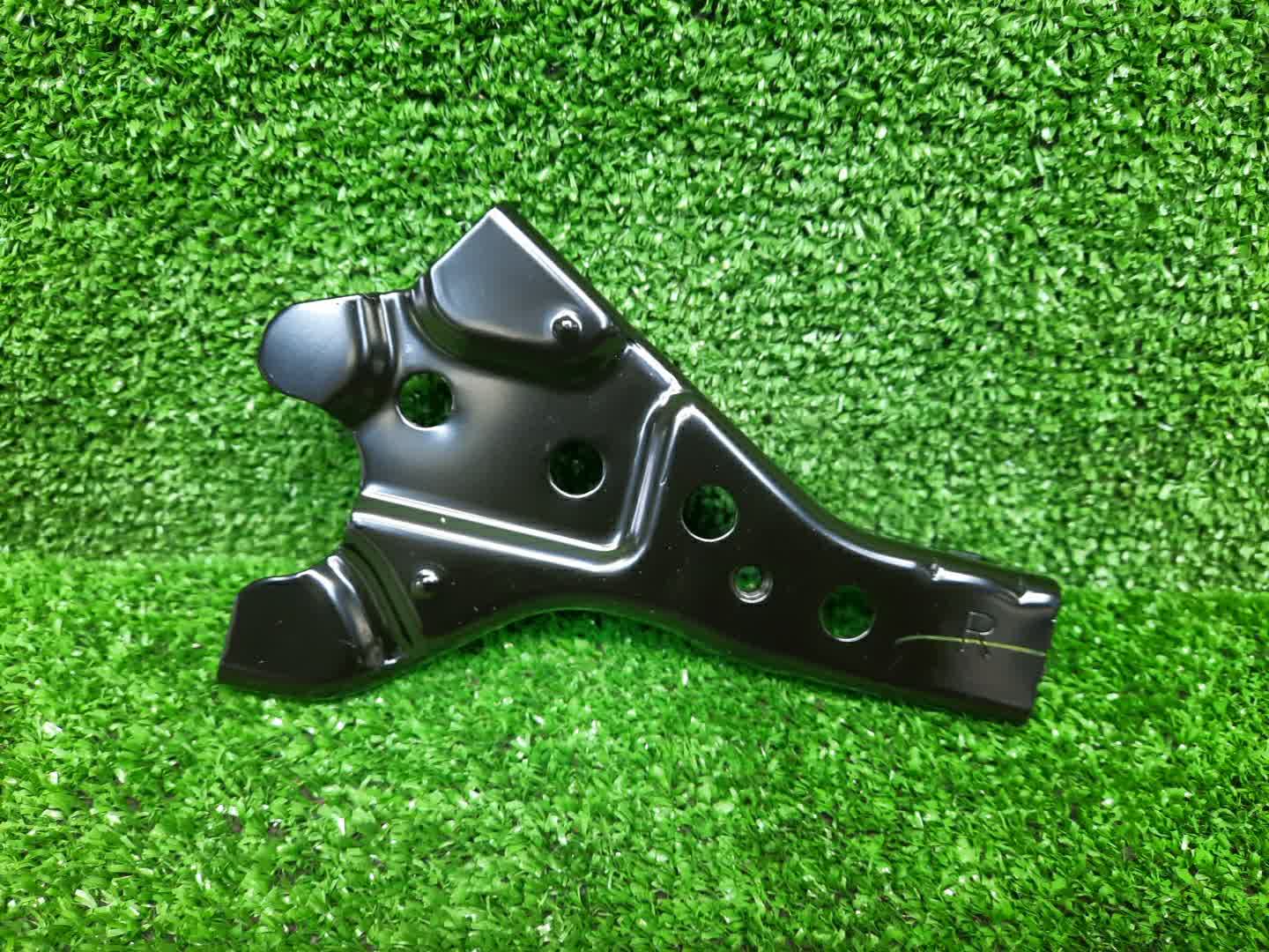 Крепление фары правое TOYOTA HILUX GUN125 53275-KK010 1 ракурс
