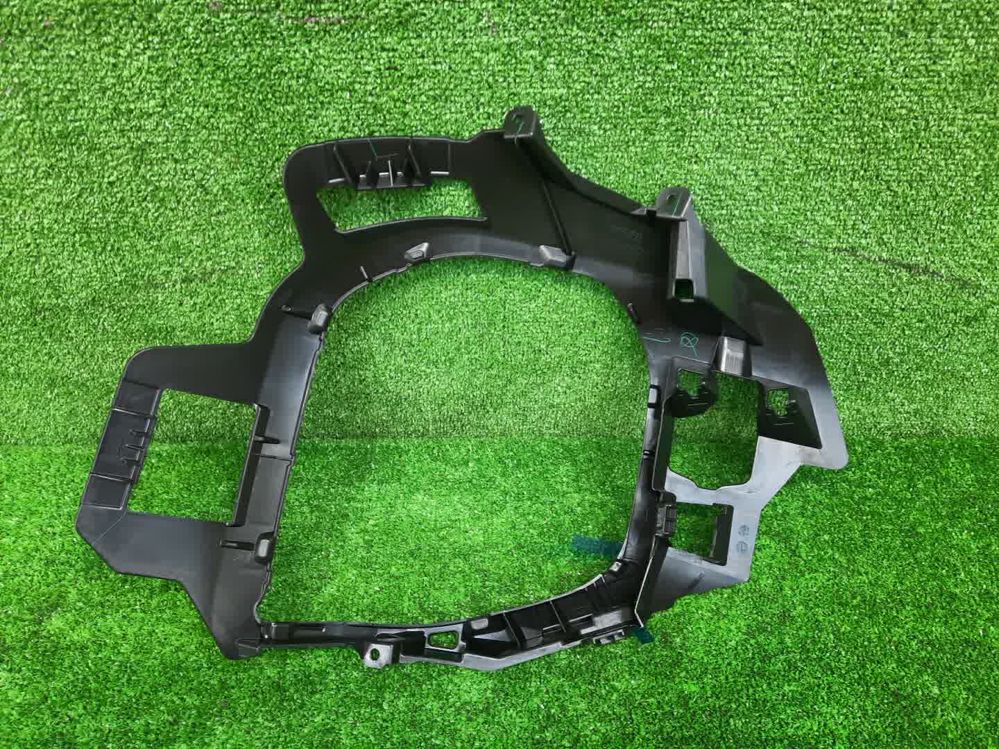 Крепление фары левое переднее MITSUBISHI OUTLANDER GN0W 6400J895 2 ракурс