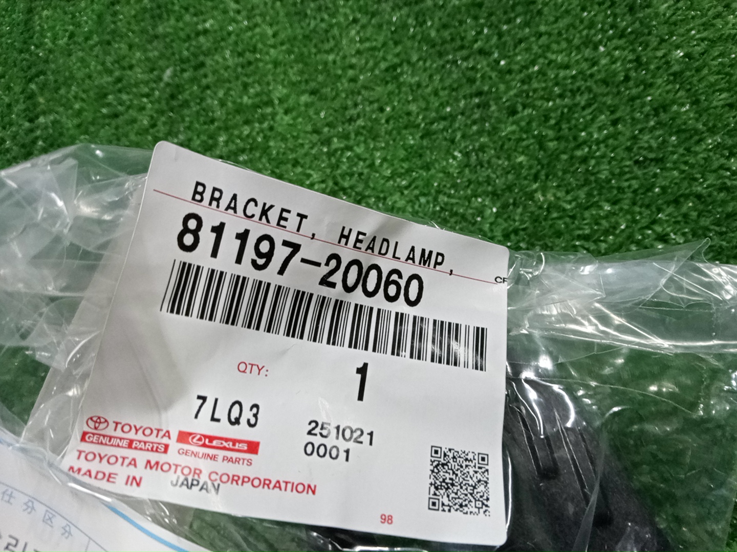 Крепление фары правое TOYOTA PREMIO ZRT261 81197-20060 3 ракурс