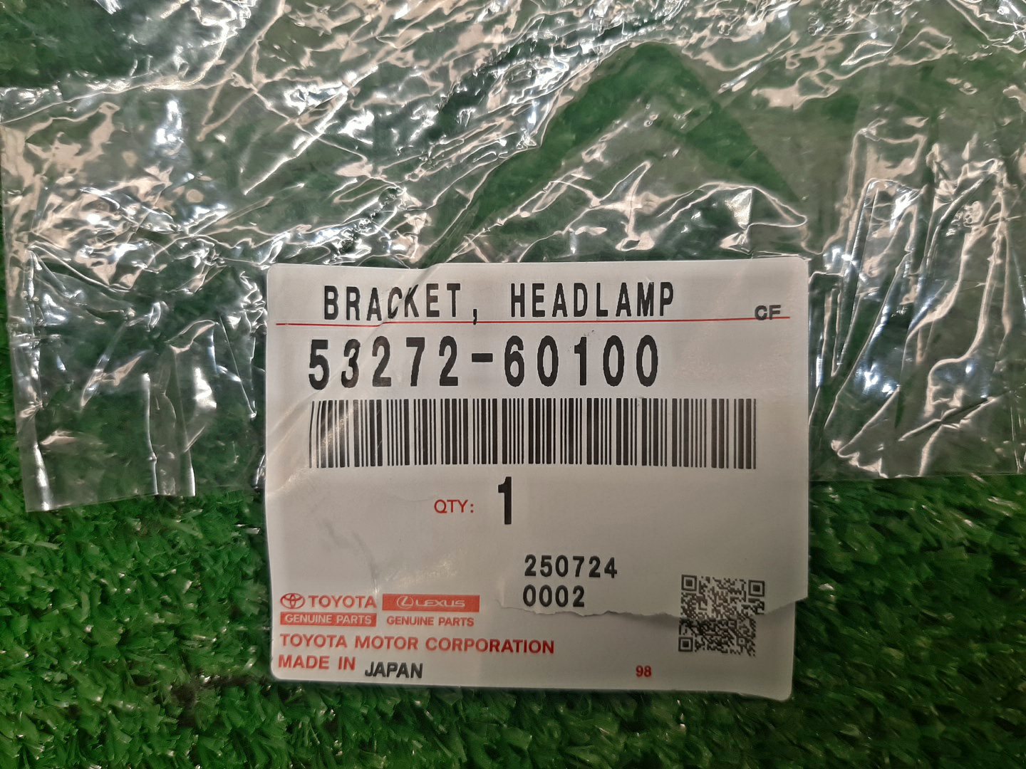 Крепление фары левое переднее TOYOTA LAND CRUISER VJA300W 53272-60100 3 ракурс
