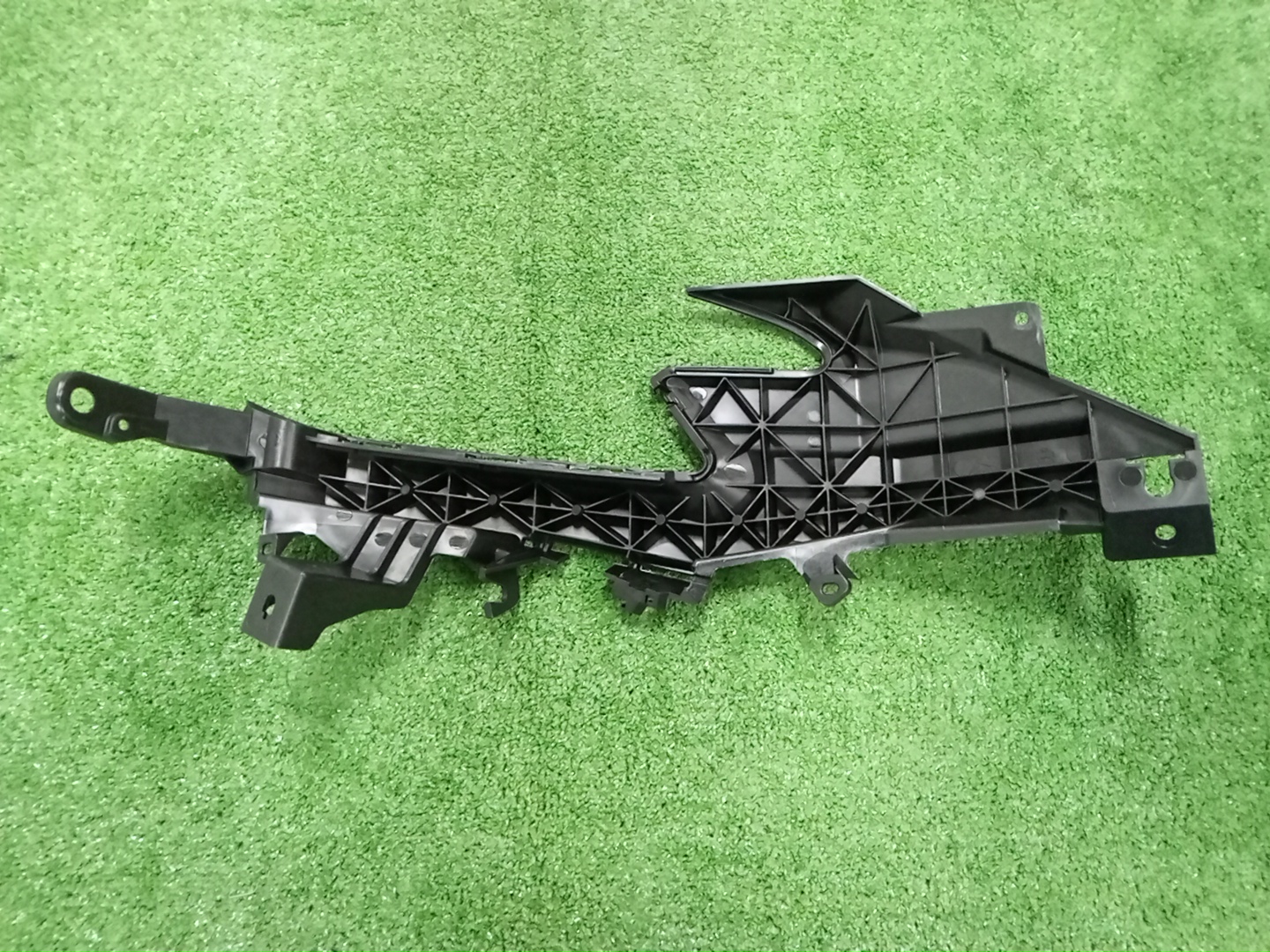 Крепление фары левое переднее SUBARU LEVORG VN5 57707VC012 2 ракурс