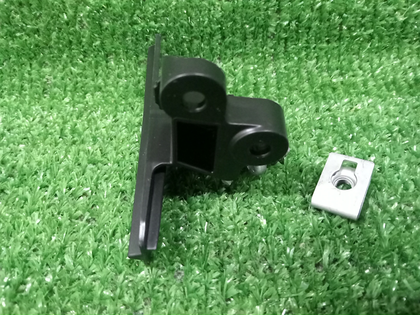 Крепление фары правое TOYOTA NOAH ZWR80G 81195-28050 3 ракурс