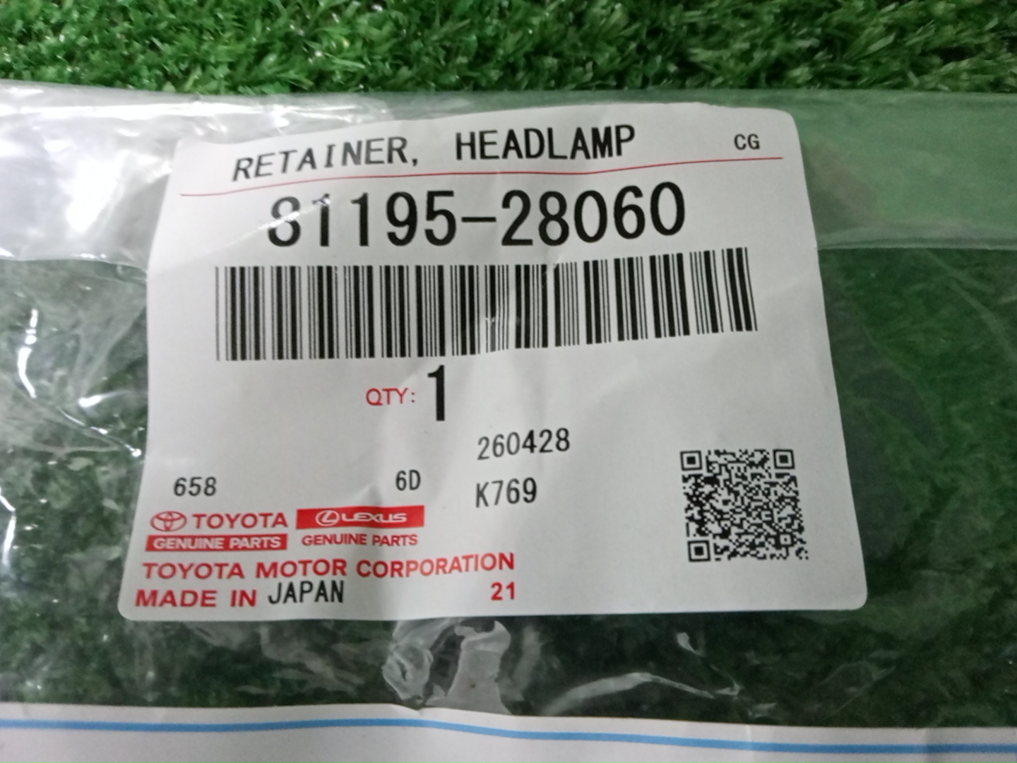 Крепление фары правое TOYOTA NOAH ZWR80G 81195-28060 3 ракурс