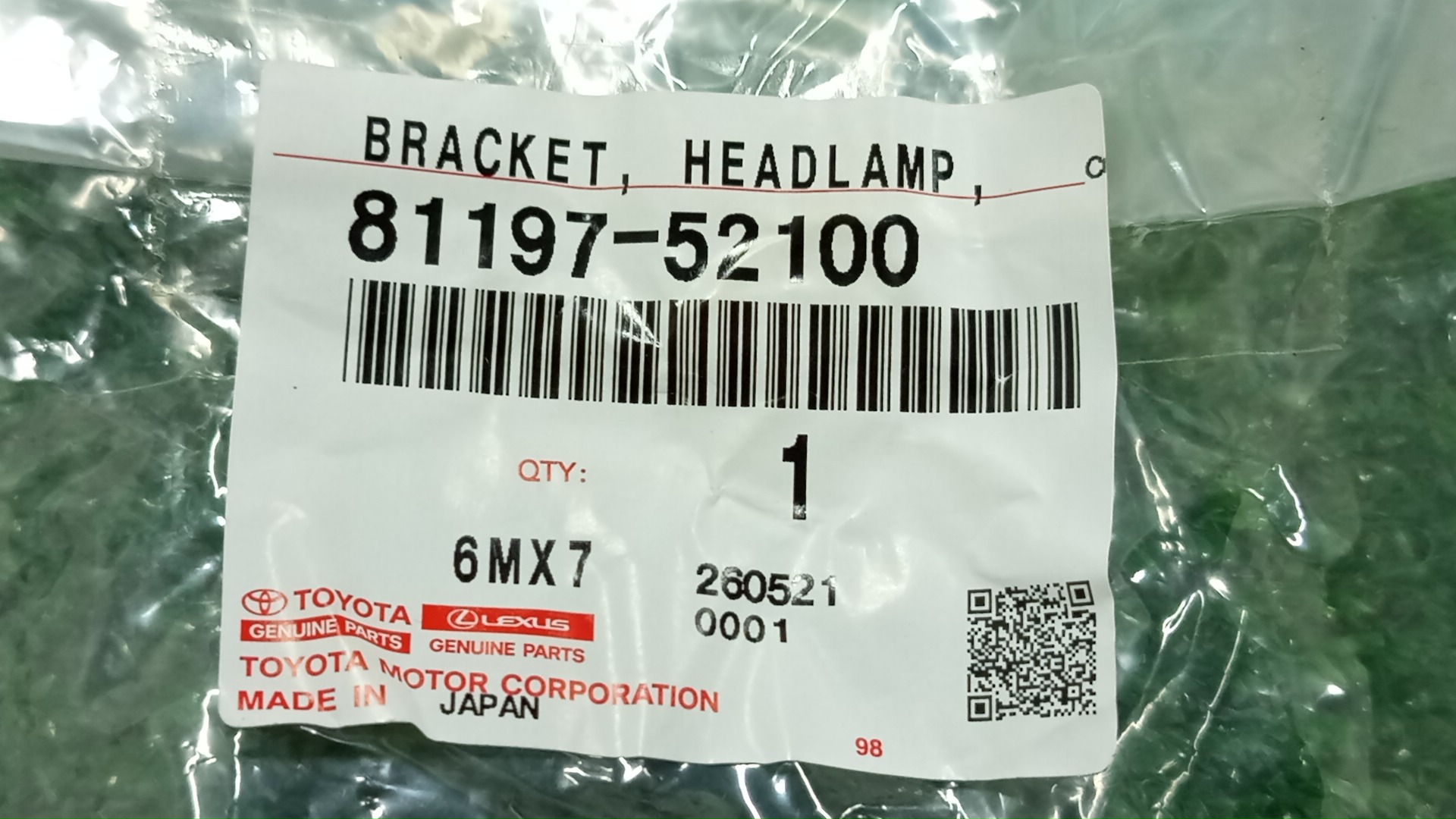 Крепление фары правое TOYOTA AQUA NHP10 81197-52100 3 ракурс