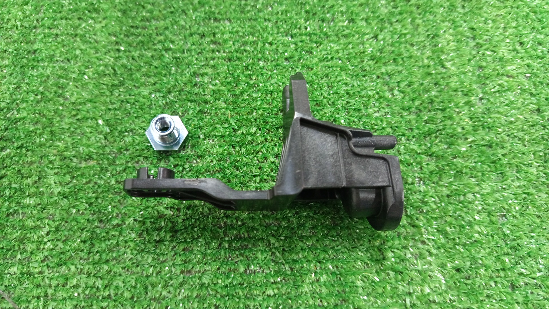Крепление фары правое TOYOTA HARRIER AXUH80 81195-48090 1 ракурс