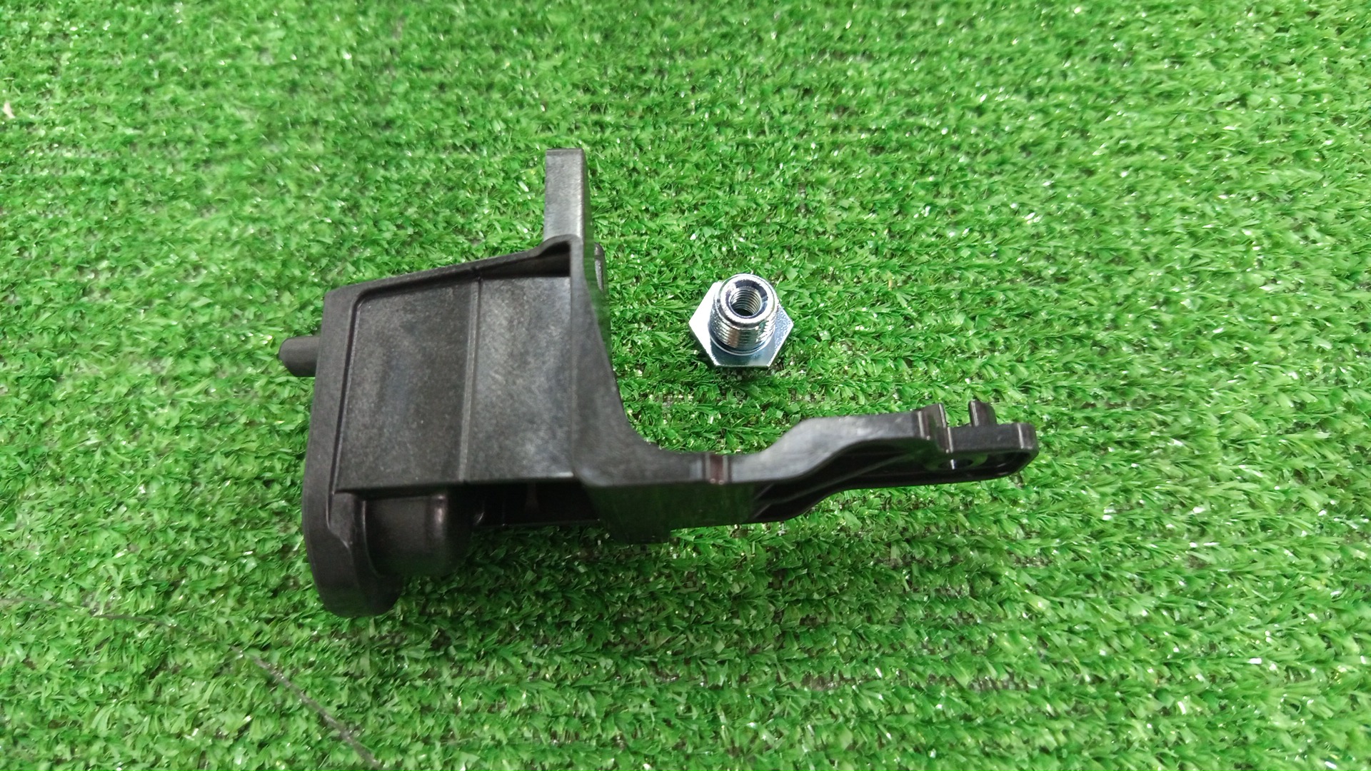 Крепление фары правое TOYOTA HARRIER AXUH80 81195-48090 2 ракурс